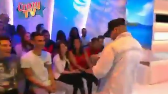 Swagg Man étale et distribue sa fortune dans le public du Mag de NRJ 12