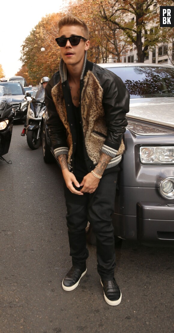 Justin Bieber en mode "bossu", le 30 septembre 2014 à Paris