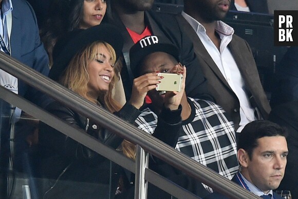 Beyoncé et Jay Z : selfie pendant PSG VS FC Barcelone au Parc des Princes, le 30 septembre 2014