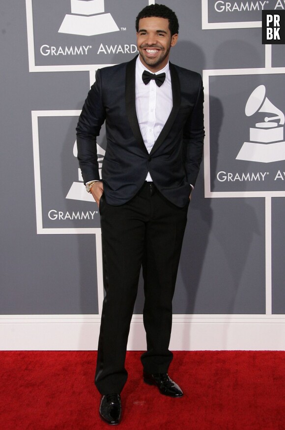 Drake souriant sur le tapis rouge des Grammy Awards 2013
