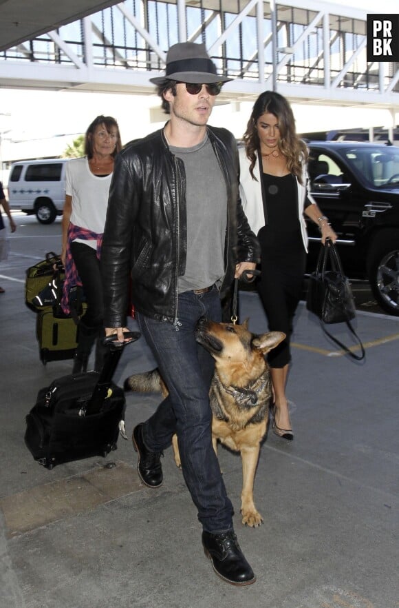 Ian Somerhalder et Nikki Reed arrivent à LAX le 10 octobre 2014