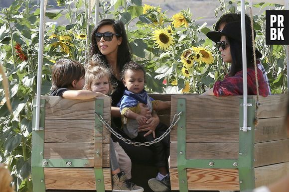 Kim Kardashian, Kanye West, North et toute la famille Kardashian à la recherche d'une citrouille pour Halloween, le 18 octobre 2014 à Los Angeles