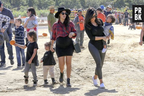 Kim Kardashian, Kanye West, North et toute la famille Kardashian à la recherche d'une citrouille pour Halloween, le 18 octobre 2014 à Los Angeles