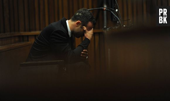 Oscar Pistorius dans le box des accusés lors de son procès pour meurtre, le 6 mars 2014, à Pretoria.