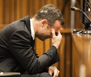 Oscar Pistorius dans le box des accus&eacute;s lors de son proc&egrave;s pour meurtre, le 6 mars 2014, &agrave; Pretoria.