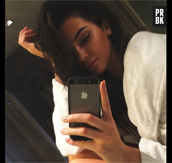 Kendall Jenner moins vulgaire que Kim Kardashian pour ses selfies