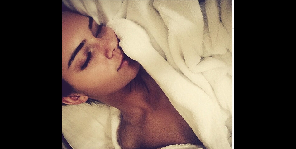 Kendall Jenner : pas vulgaire pour un selfie au lit