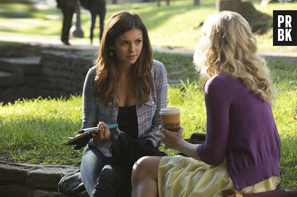 The Vampire Diaries saison 6, épisode 7 : Nina Dobrev face à Candice Accola sur une photo