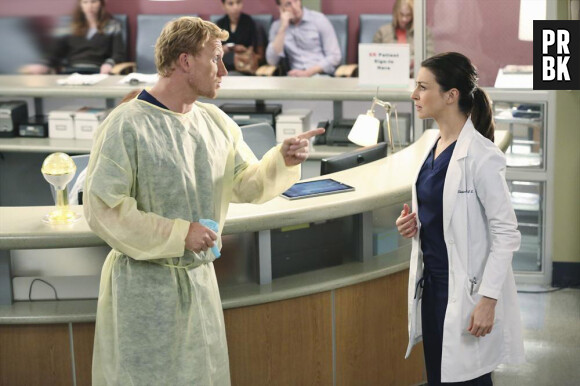 Grey's Anatomy saison 11, épisode 7 : Kevin McKidd et Caterina Scorsone sur une photo