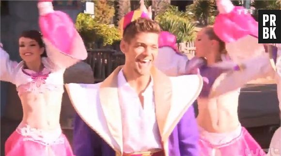 Rayane Bensetti déguisé en génie d'Aladdin devant Denitsa Ikonomova pour Danse avec les stars 5