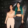 Kim Kardashian et Kylie Jenner souriante à Los Angeles, le 13 novembre 2014