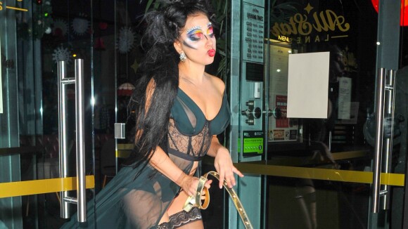 Lady Gaga : lingerie apparente et maquillage de carnaval pour une sortie bowling