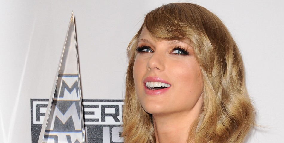 Taylor Swift gagnante aux American Music Awards 2014 le 23 novembre 2014