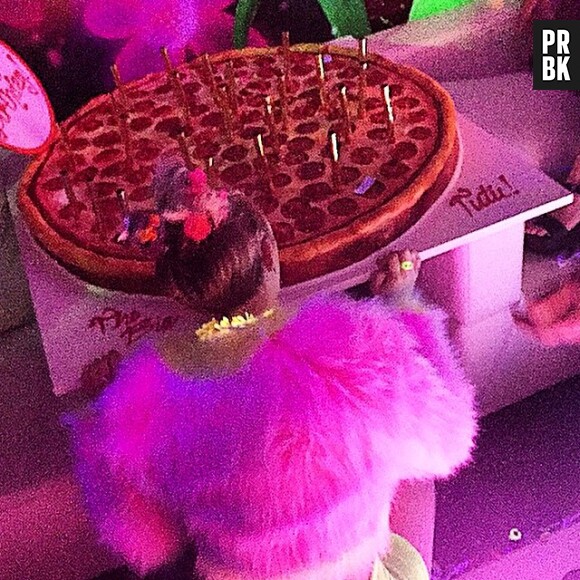 Miley Cyrus : pizza géante d'anniversaire sur Instagram, le 23 novembre 2014