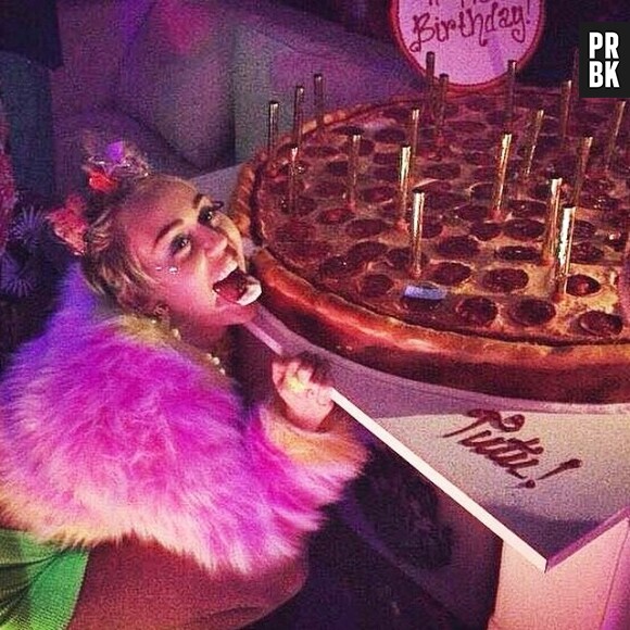 Miley Cyrus a eu une pizza géante d'anniversaire pour ses 22 ans, le 23 novembre 2014