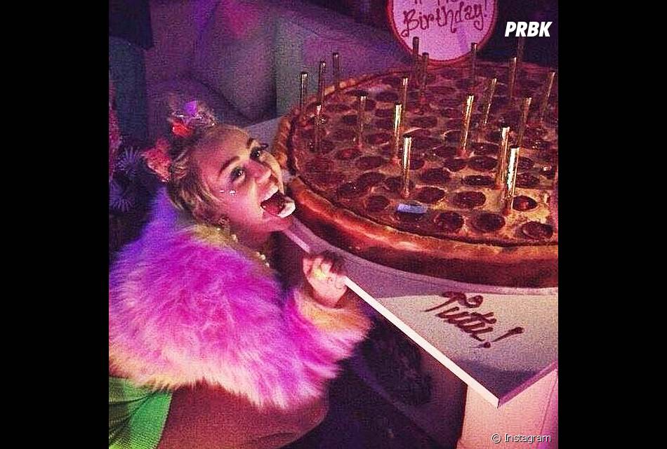 Miley Cyrus A Eu Une Pizza Geante D Anniversaire Pour Ses 22 Ans Le 23 Novembre 14 Purebreak