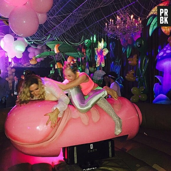 Miley Cyrus chevauche un pénis pour son 22ème anniversaire, le 23 novembre 2014