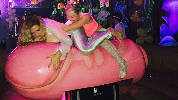 Miley Cyrus : soirée topless et rodéo sur un pénis géant pour ses 22 ans