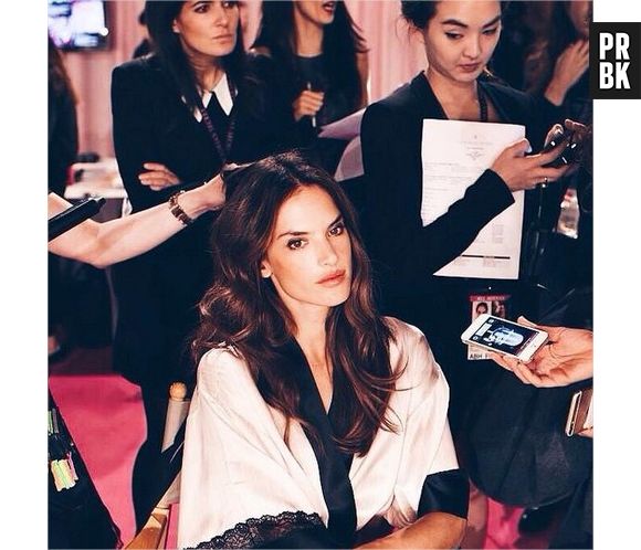 Alessandra Ambrosio dans les coulisses du show Victoria's Secret 2014, le 2 décembre 2014 à Londres
