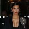 Kim Kardashian très sexy et décolletée à sa sortie du Royal Monceau à Paris, le 30 septembre 2014