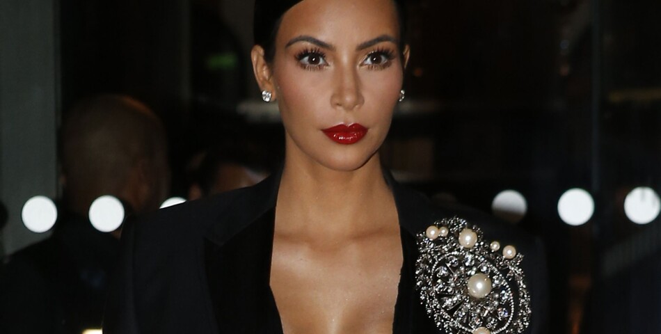  Kim Kardashian tr&amp;egrave;s sexy et d&amp;eacute;collet&amp;eacute;e &amp;agrave; sa sortie du Royal Monceau &amp;agrave; Paris, le 30 septembre 2014 