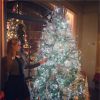 Paris Hilton pose devant son sapin de Noël