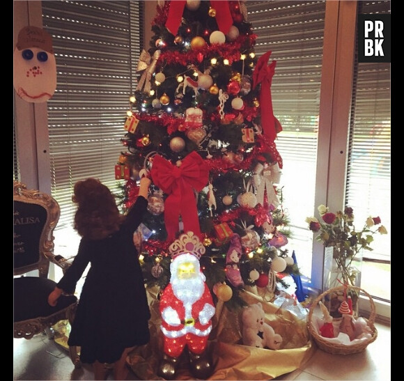 Emilie Nef Naf : sa fille Maëlla décore leur sapin de Noël