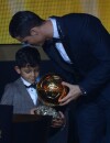  Cristiano Ronaldo ermbrasse son fils lors de la remise du Ballon d'or 2014, le 12 janvier 2015 &agrave; Zurich 