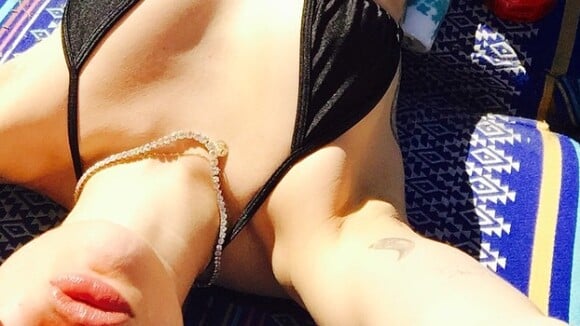 Miley Cyrus sexy en bikini pour une séance de "pole dance" sur Instagram