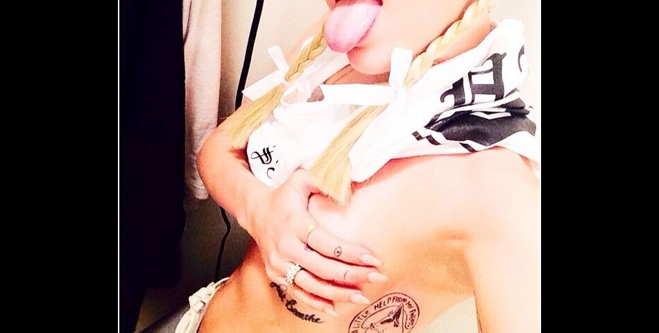  Miley Cyrus topless pour afficher son tatouage à l&#039;effigie de son chien mort 