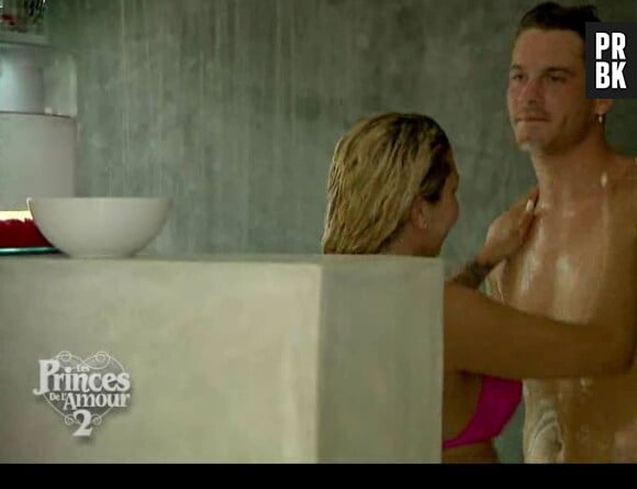 Les Princes de l'amour 2 : Raphaël et Camille sous la douche dans l'épisode 58 du 26 janvier 2015