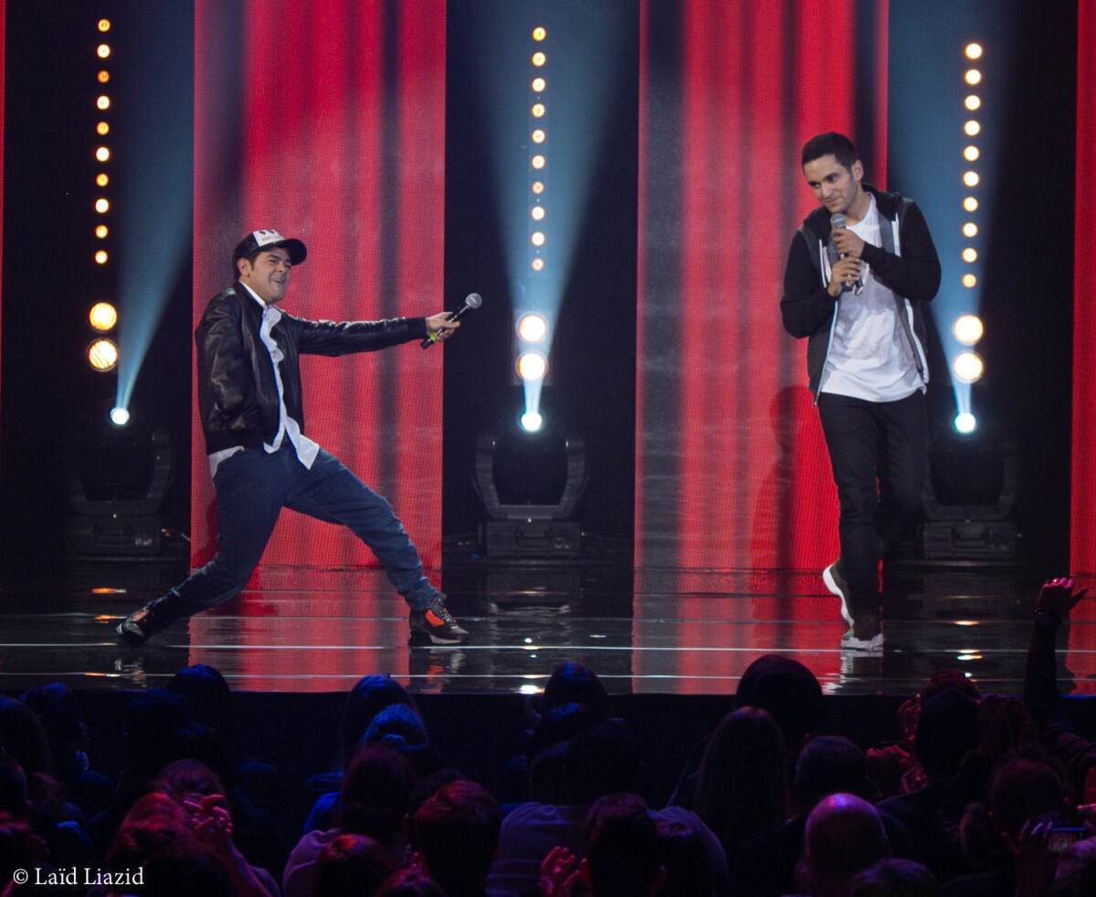 Photo : Jamel Debbouze et Malik Bentalha sur scène pendant le spectacle