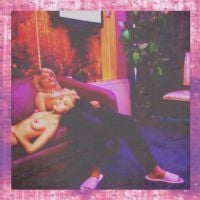 Miley Cyrus et la mannequin Sky Ferreira topless sur Instagram