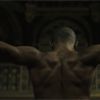 Brahim Zaibat en Athos torse nu dans la bande-annonce du spectacle Les 3 Mousquetaires