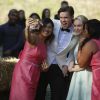 Glee saison 6, épisode 8 : Tina (Jenna Ushkowitz), Sam (Chord Overstreet), Kitty (Becca Tobin) et Mercedes (Amber Riley) au mariage de Brittany et Santana