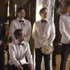 Glee saison 6, épisode 8 : Puck (Mark Salling), Artie (Kevin McHale), Mike (Harry Shum Jr.), Will (Matthew Morrison) et Sam (Chord Overstreet) au mariage de Brittany et Santana