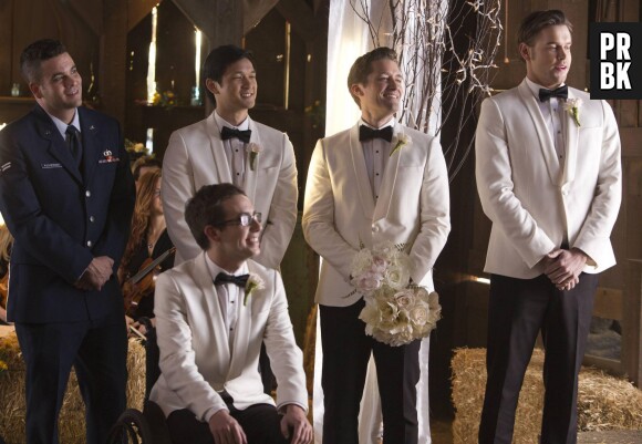 Glee saison 6, épisode 8 : Puck (Mark Salling), Artie (Kevin McHale), Mike (Harry Shum Jr.), Will (Matthew Morrison) et Sam (Chord Overstreet) au mariage de Brittany et Santana