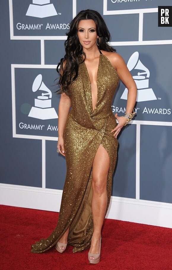 Kim Kardashian sexy en robe dorée aux Grammy Awards en 2011