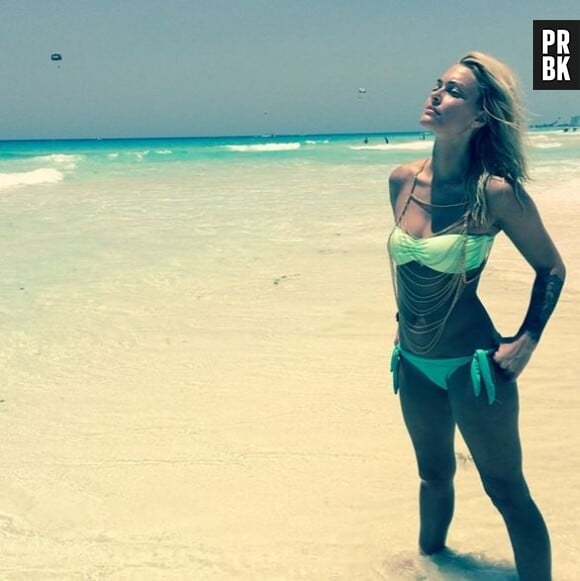 Caroline Receveur sexy en bikini sur Instagram, le 31 juillet 2014