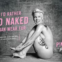 Pink nue et souriante pour la PETA