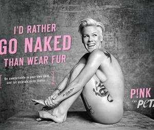 Pink nue et souriante pour la PETA dans une campagne sexy