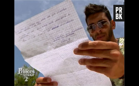 Samir (Les Princes de l'amour 2) lit la lettre d'Hélène, dans l'épisode du 18 février 2015