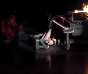 Lady Gaga chute en plein concert