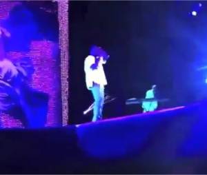 Kanye West glisse et tombe sur scène en concert en 2011