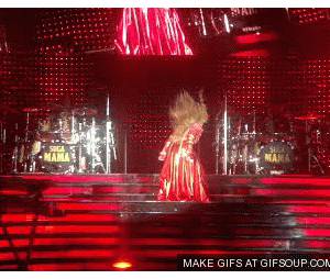 Beyoncé dégringole des escaliers en plein concert