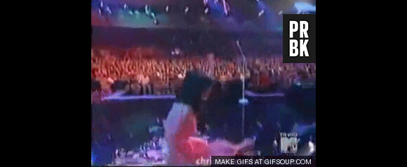 Katy Perry glisse et chute sur scène