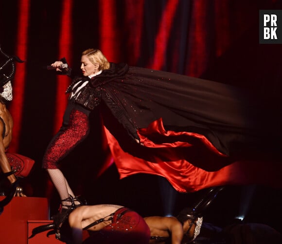 Madonna : grosse chute sur scène aux BritAwards 2015, le 25 février 2015 à Londres
