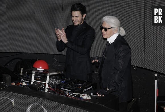 Baptiste Giabiconi et Karl Lagerfeld pour le lancement du site "Giabiconi Style" avec un gros bouton rouge