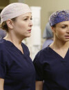 Grey's Anatomy saison 11, épisode 14 : Arizona (Jessica Capshaw) et Amelia (Caterina Scorsone) sur une photo