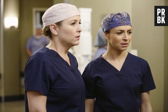 Grey's Anatomy saison 11, épisode 14 : Arizona (Jessica Capshaw) et Amelia (Caterina Scorsone) sur une photo